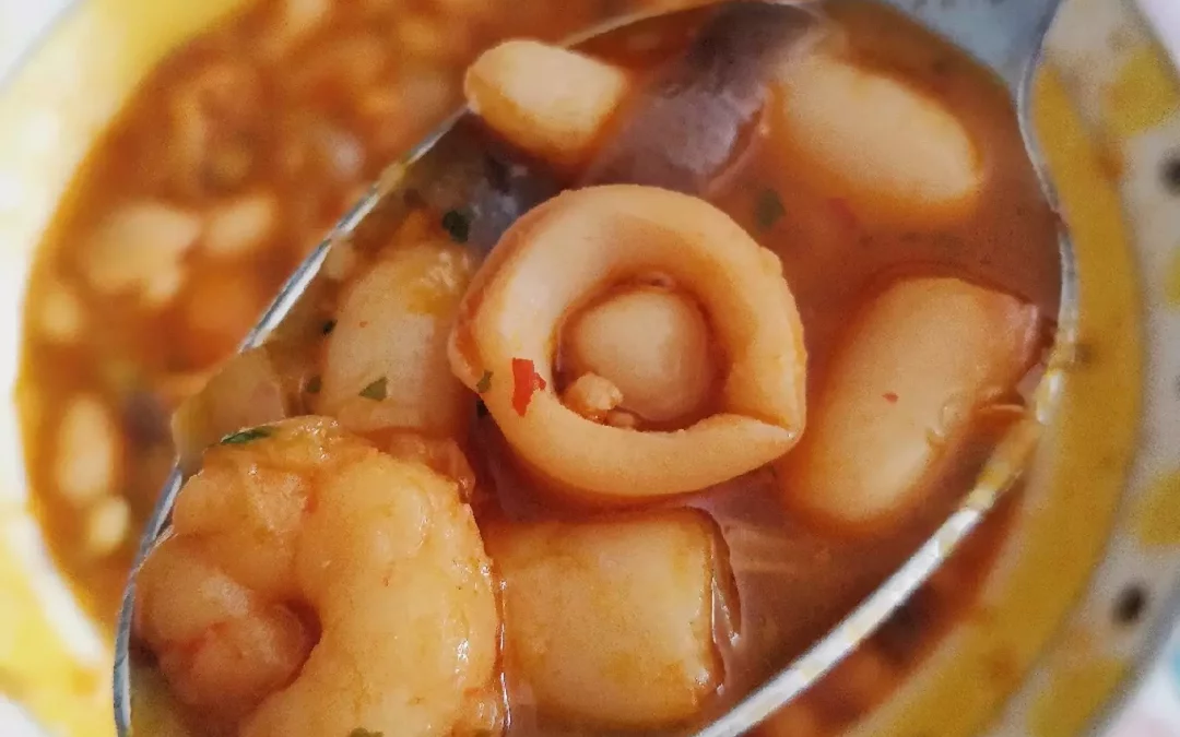 La conquista de los despachos y oficinas con un contundente Guiso marinero de alubias con gambas y calamares (Cookpad)