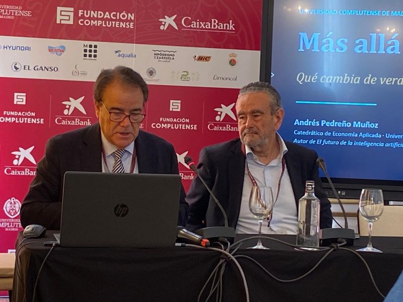 ¿El fin de la clase magistral? Andrés Pedreño plantea la reconfiguración del aula ante el avance de la IA en los cursos de verano de la UCM
